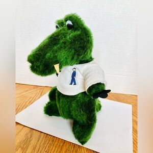 Commonwealth Vintage Le Havre 9.5in Alligator Croc Plush Has Shirt Read